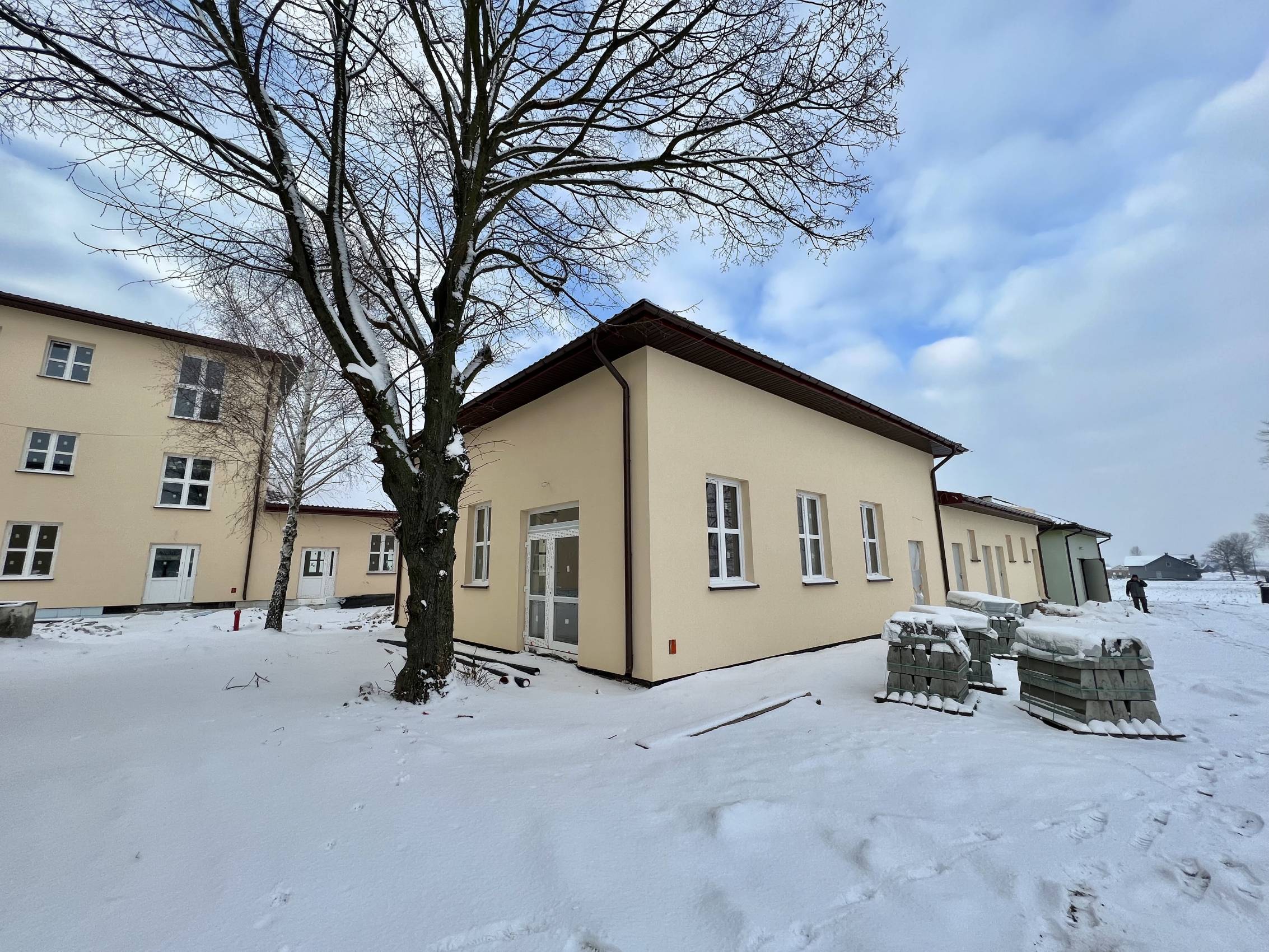 Gmina Daszyna realizuje projekt pn. „Adaptacja i rozbudowa istniejącego budynku w Drzykozach w celu dostosowania do świadczenia usług pomocy społecznej oraz zakup wyposażenia obiektu