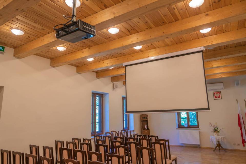 Gmina Daszyna realizuje projekt pn. „Wykonanie robót budowlanych w obiektach zabytkowych dworu wraz z parkiem w Daszynie oraz dzwonnicy w Mazewie w celu nadania im funkcji kulturalnych”